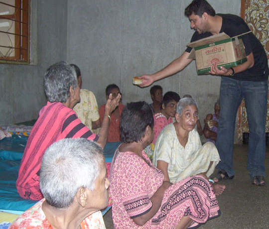Distribution of food for senior citizens of prem daan Mother Teresa trust, Airoli